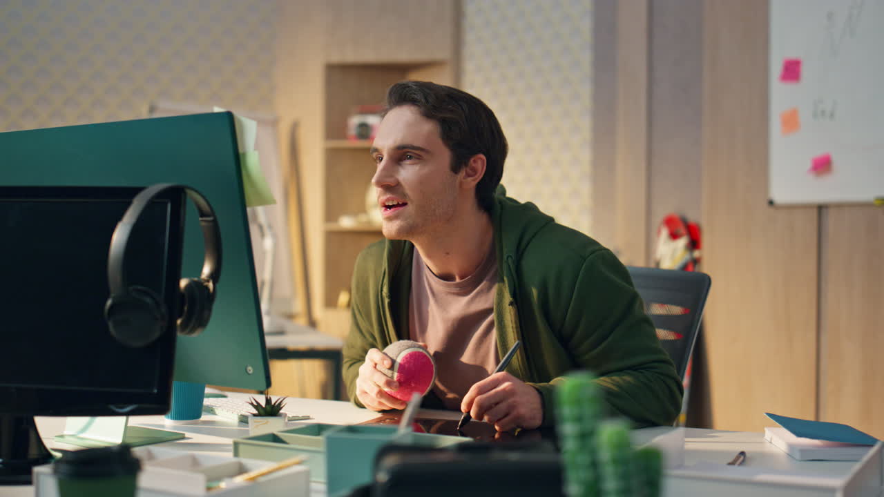 사무실에서 컴퓨터 화면을 보는 편안한 남자. 재능있는 예술가 그림 태블릿