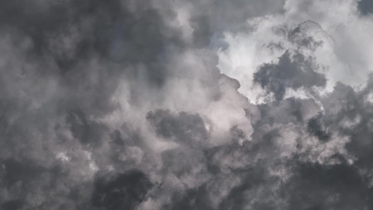 어두운 하늘에서 천둥 폭풍 자연 장면 4k