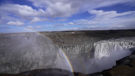 Vista-Panorámica-De-La-Cascada-Dettifoss-En-Islandia,-Paisaje-Natural-De-Flujo-De-Agua-Y-Arco-Iris