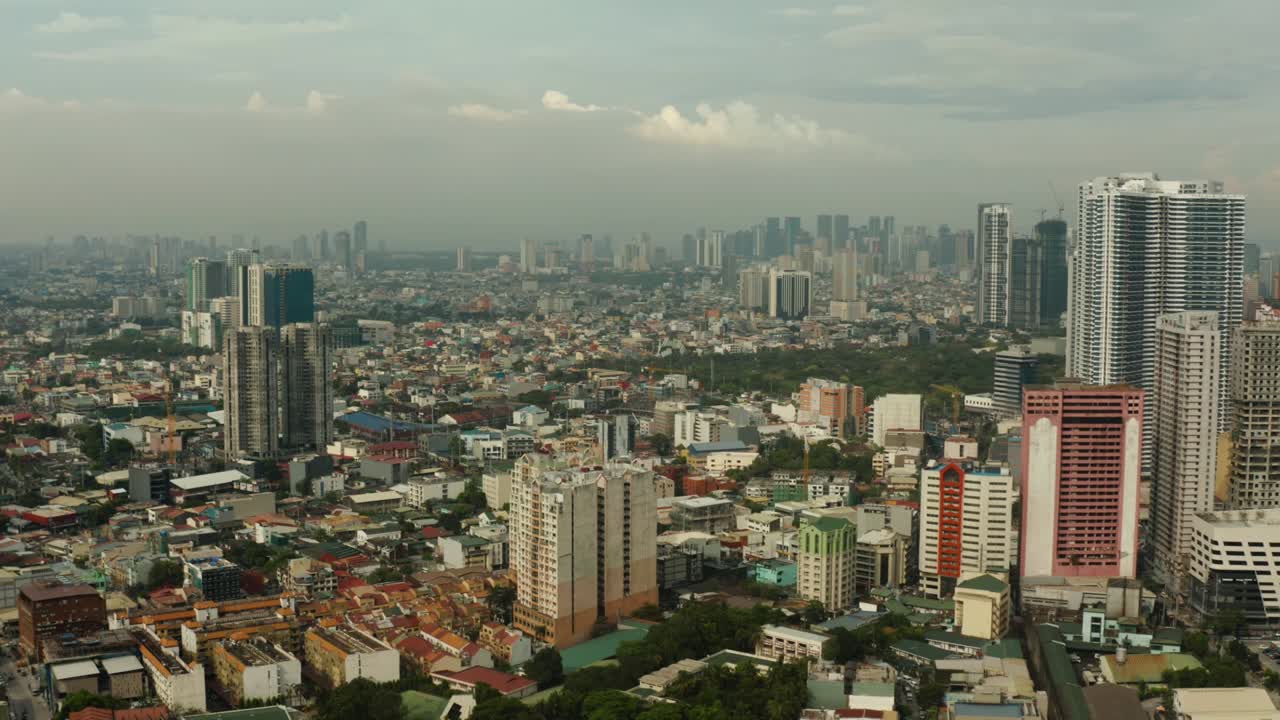 필리핀의 마닐라 시와 그 안의 초고층 건물들, 공중에서 볼 수 있는 모습