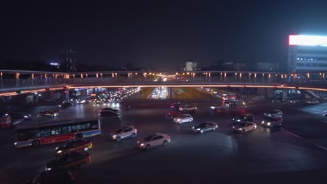 tráfico nocturno de la calle zhongguancun de beijing 2022 - tema oscuro de lapso de tiempo de intersección 4k