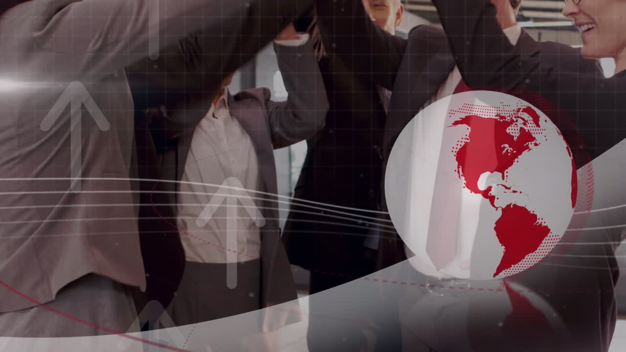 animación de flechas y globo sobre diversas personas de negocios sonriendo.