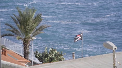 Cámara-Lenta-De-La-Bandera-Pirata-Ondeando-En-El-Viento