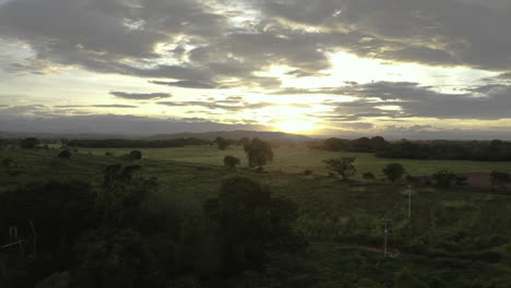 Toma-Aérea-De-Un-Hermoso-Paisaje-Verde-En-Chiapas-México-Al-Atardecer