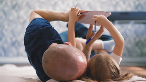 CU,-Tracking:-father-and-daughter-lie-on-floor