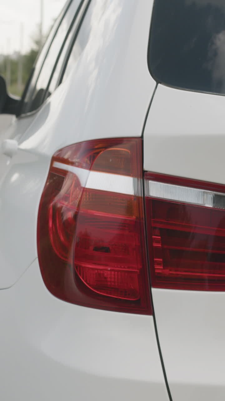 Nahaufnahme eines weißen Auto-Rücklichts