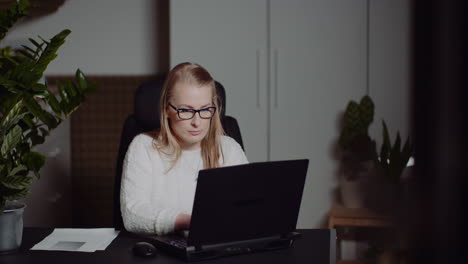 Modern-Businesswoman-Working-On-Laptop-Late-At-Night