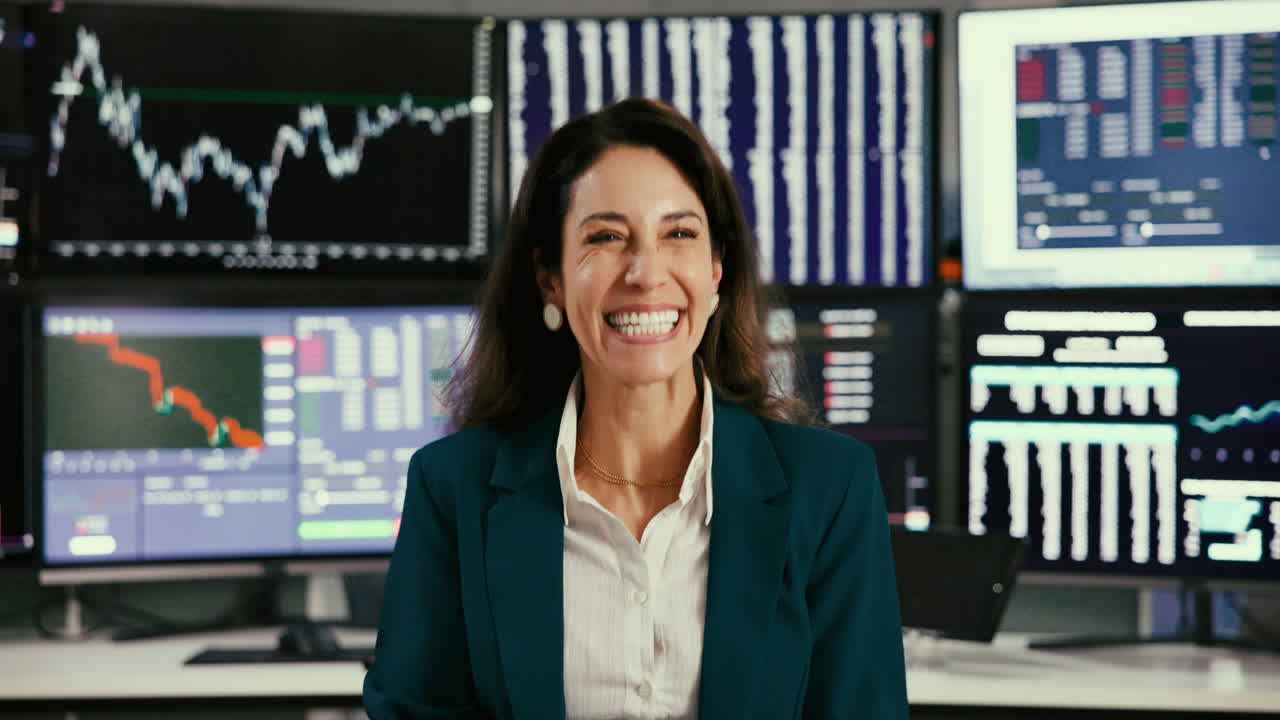 Donna d'affari entusiasta che celebra il successo in una sala di trading