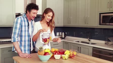 una pareja feliz haciendo un batido