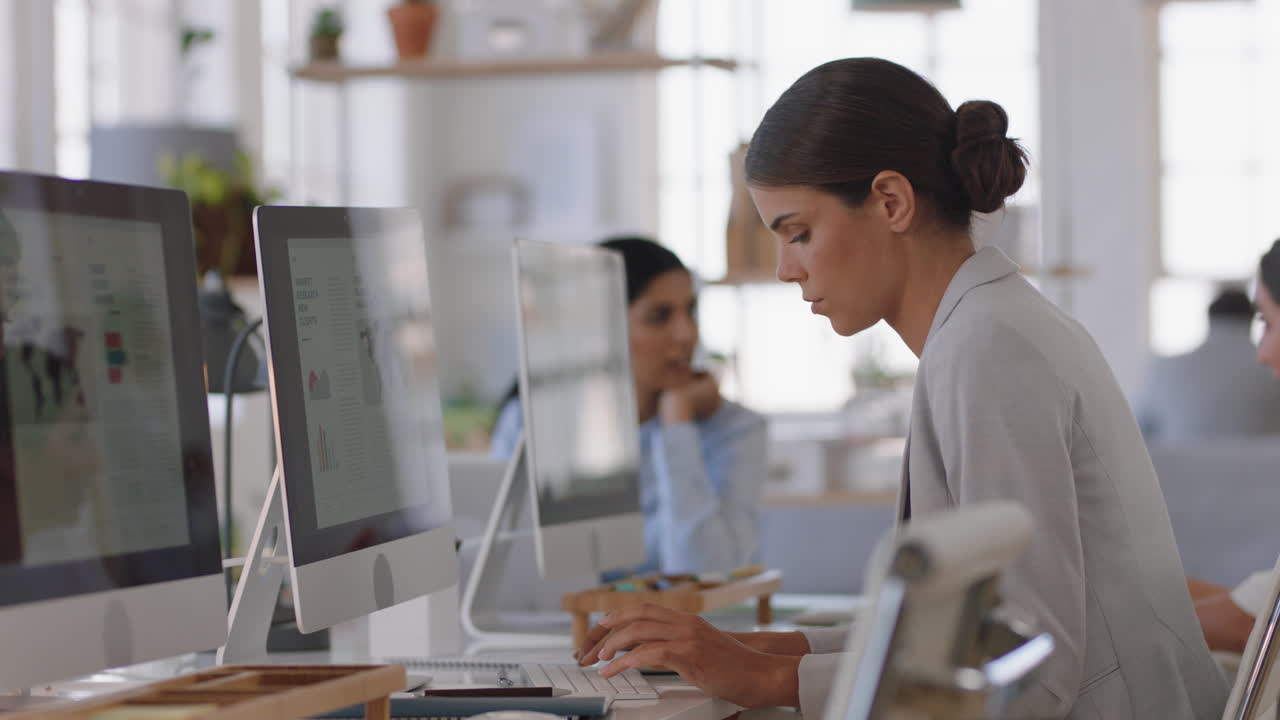joven mujer de negocios que usa una computadora en la oficina trabajando en un proyecto de investigación financiera escribiendo datos en red en línea