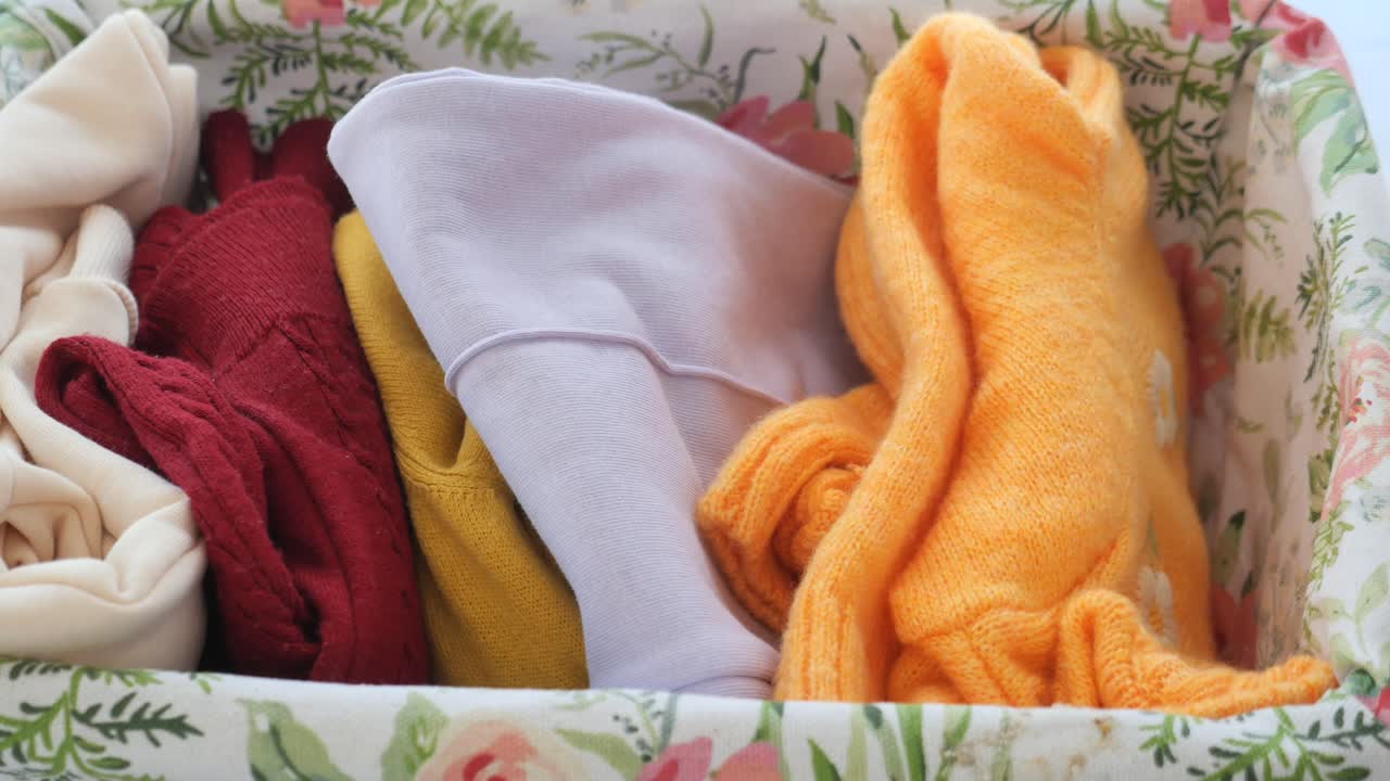 ropa plegada en una canasta