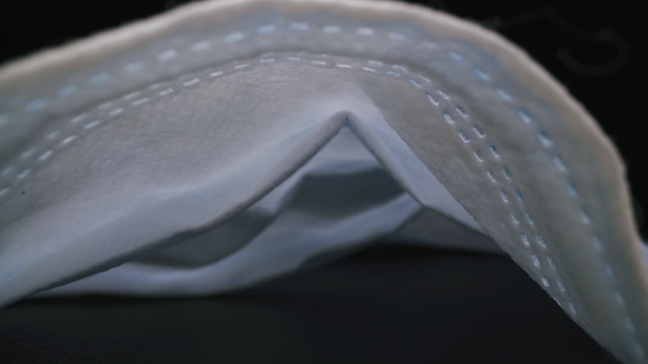 medicamentos y máscaras protectoras sobre fondo negro