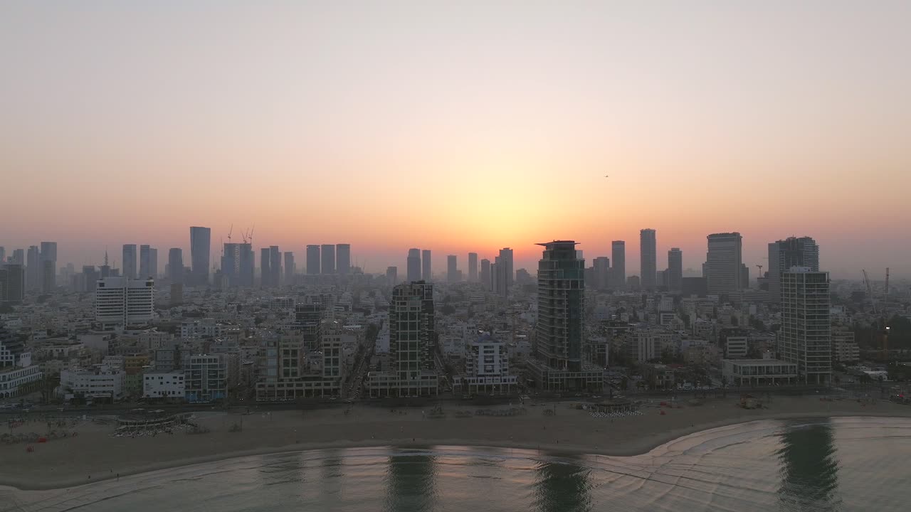 costa de tel aviv al amanecer con hermosas aguas tranquilas del mar mediterráneo, hoteles frente al mar y luz solar