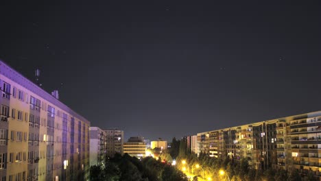 Timelapse-Del-Cielo-Nocturno-De-Berlín-Con-Estrellas-En-Movimiento-Sobre-La-Ciudad-Iluminada