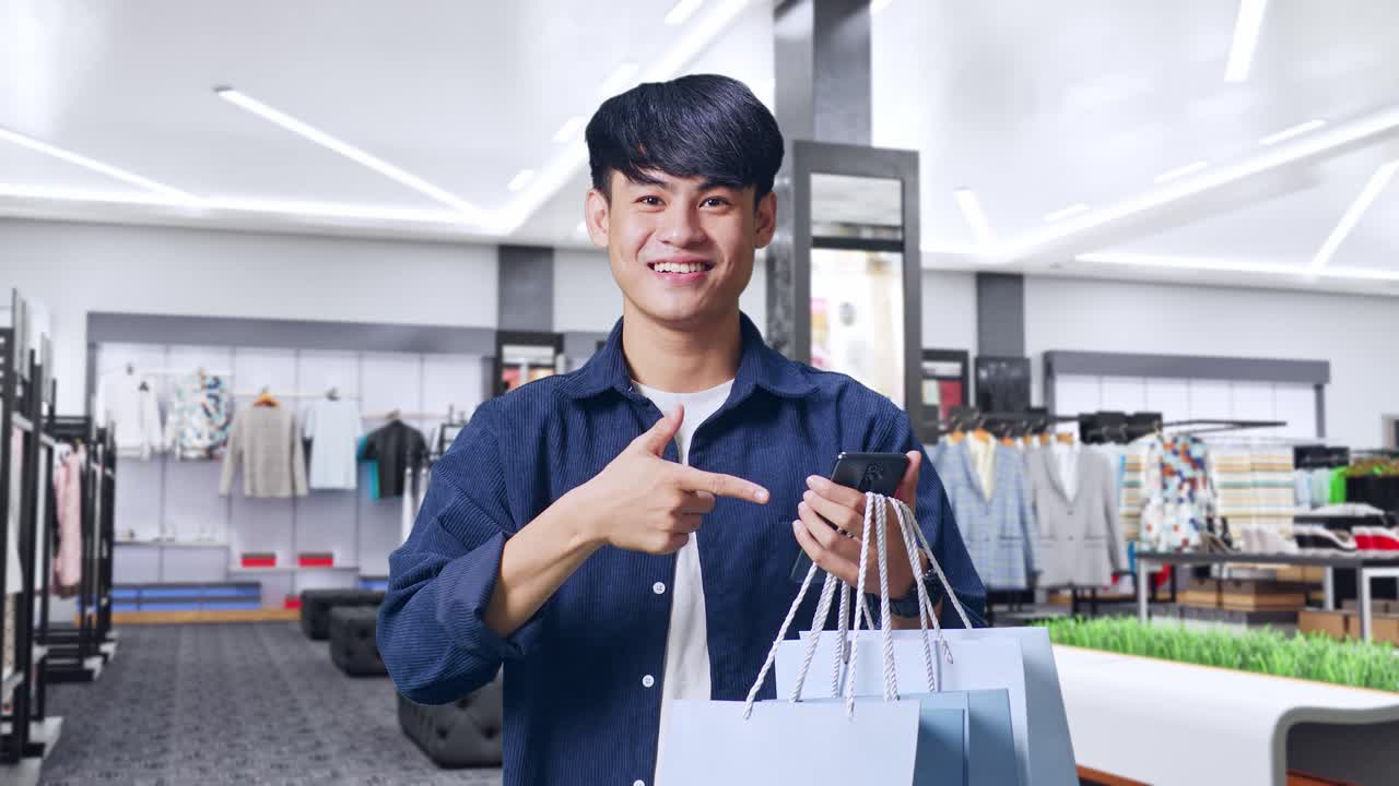 옷 가게 에서 행복 한 쇼핑객