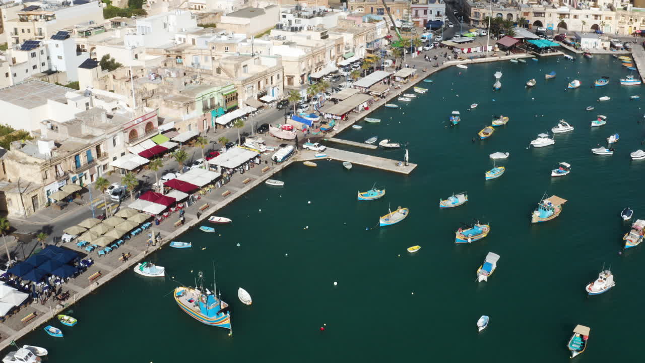 vista aérea de barcos de pesca en el tradicional pueblo de marsaxlokk en malta.
