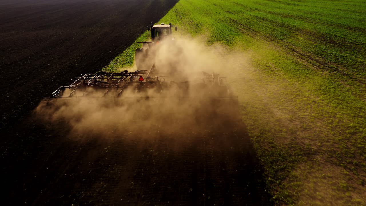Trator arando um campo
