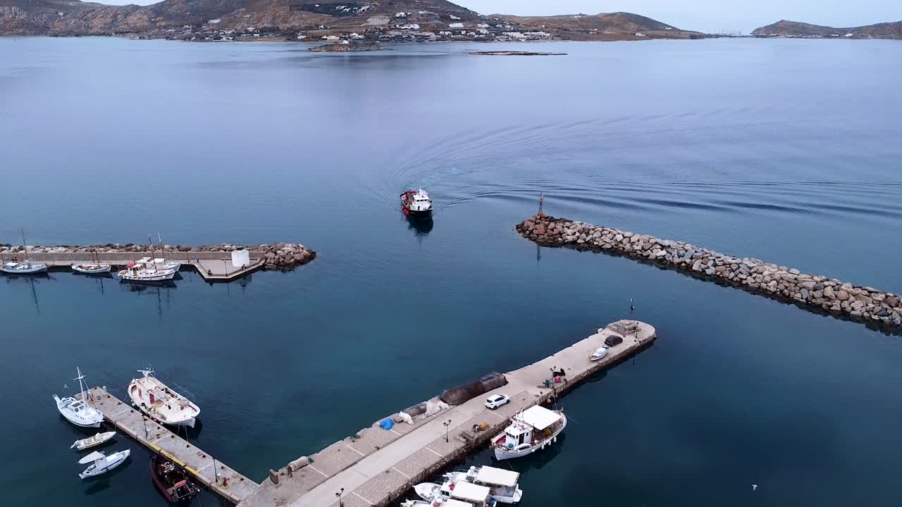Naousa, Paros, Yunanistan limanına giren küçük bir tekne