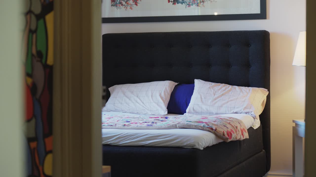 편안 한 침대 를 가진 침실