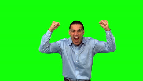 hombre de negocios enojado levantando los brazos en la pantalla verde