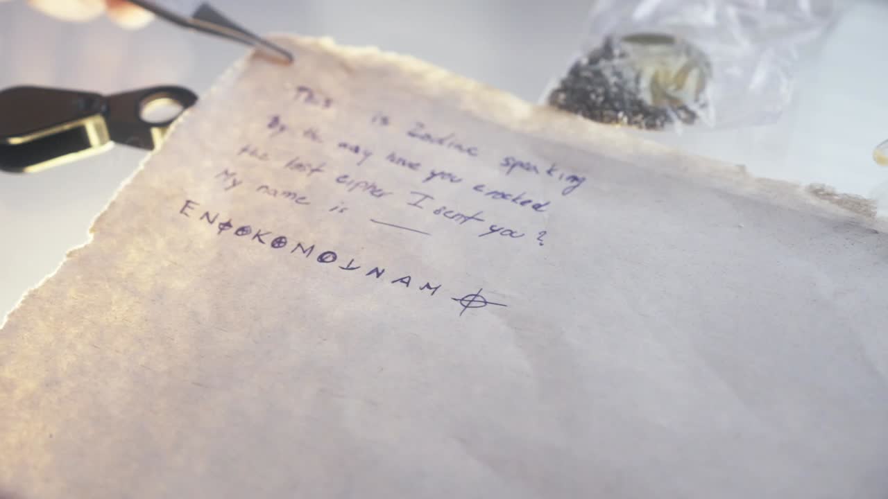 법의학 탐정들은 보기, 핀세터, 스칼펠을 사용하여 플을 채취합니다.