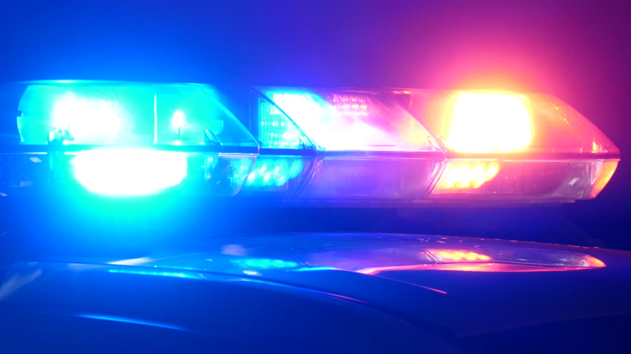 la vieja escuela roja y azul de la policía parpadea en la escena por la noche