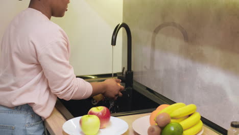 mujer limpiando frutas