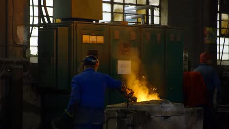 Trabajador-Masculino-Calentando-Metal-En-Horno-En-Taller-4k