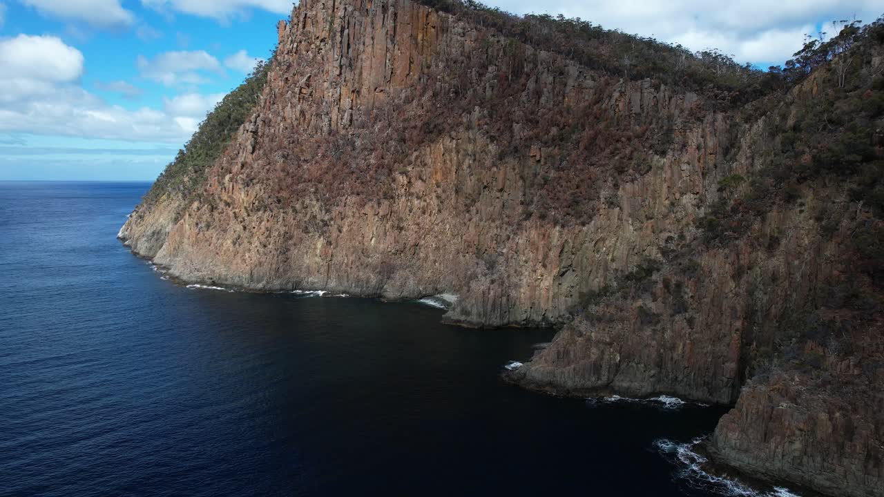 Vista de los acantilados de dolerita del Jurásico en Tasmania, Australia - Toma con dron