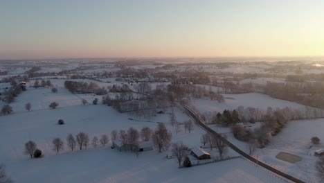 Dolly-Vorwärts-über-Eine-Schneebedeckte-Landschaft-Bei-Sonnenaufgang