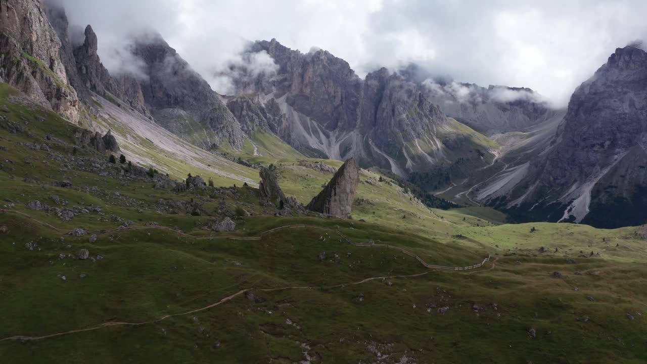 paisaje cinemático del valle de la montaña dolomitas, amplia vista de establecimiento