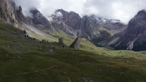 Paisaje-Cinemático-Del-Valle-De-La-Montaña-Dolomitas,-Amplia-Vista-De-Establecimiento