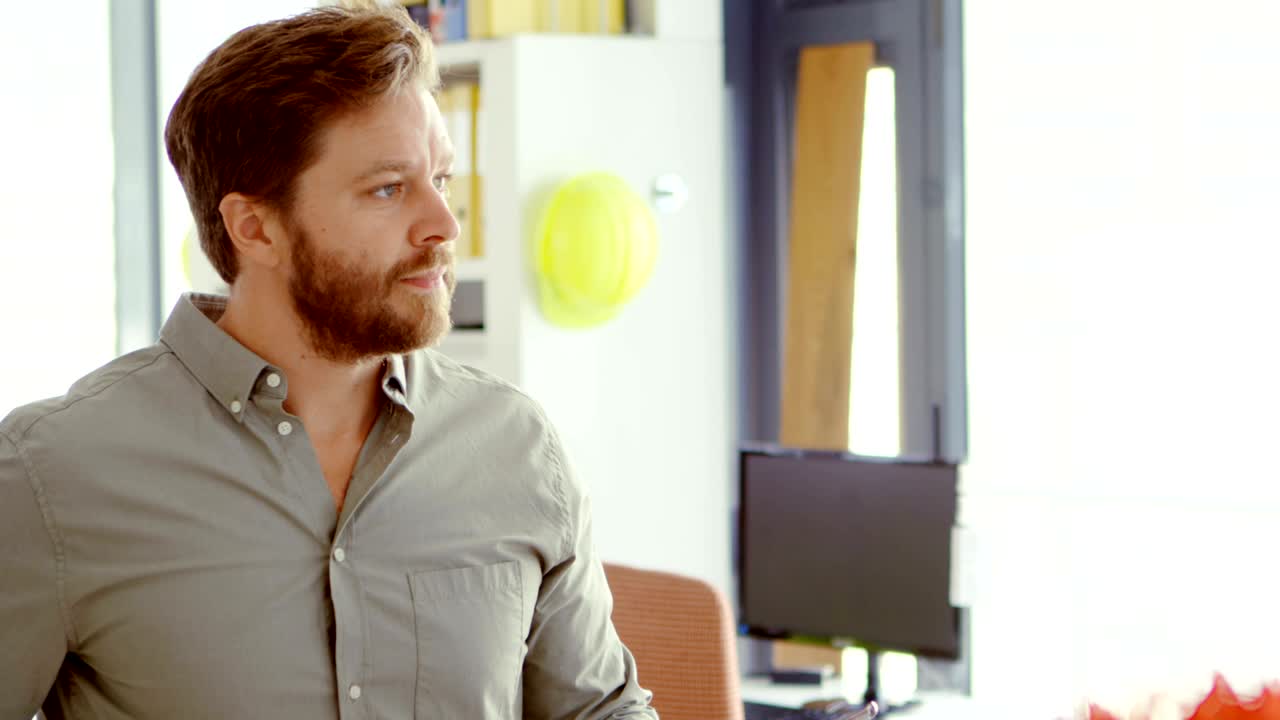 arquitecto masculino usando una tableta digital en la oficina 4k