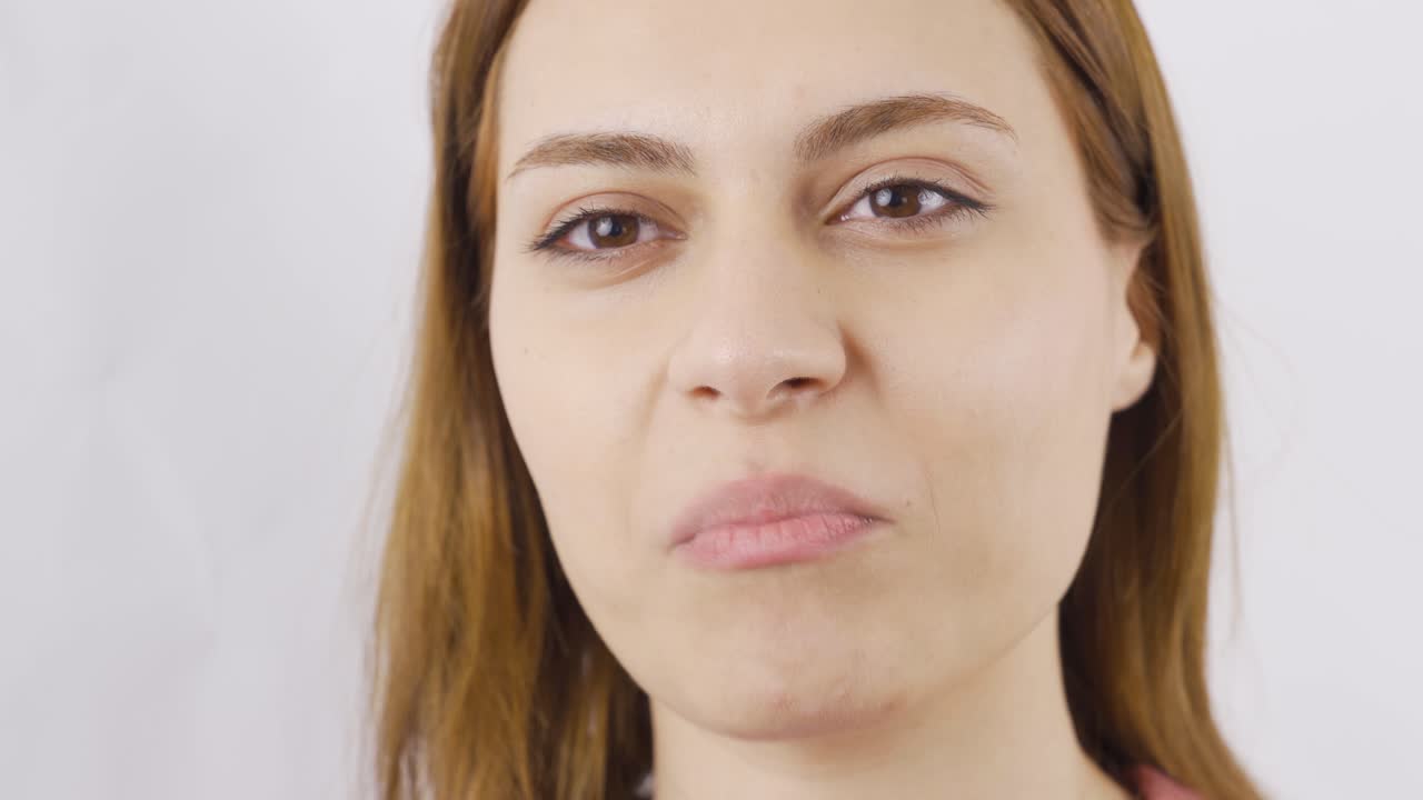 근접 촬영 에서 견과류 를 먹고 있는 여자, 말린 과일