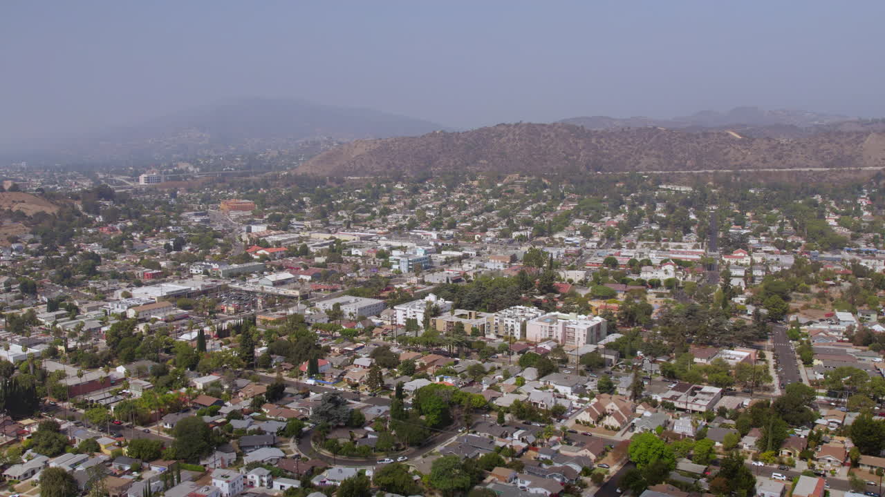Ripresa aerea che si allontana dal quartiere di Eagle Rock a Los Angeles, California, in una giornata estiva velata