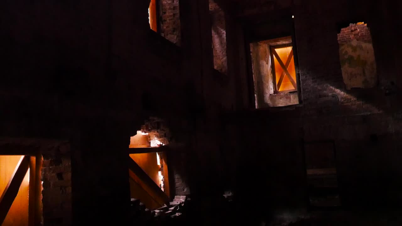 태양 광선과 함께 버려진 건물 내부