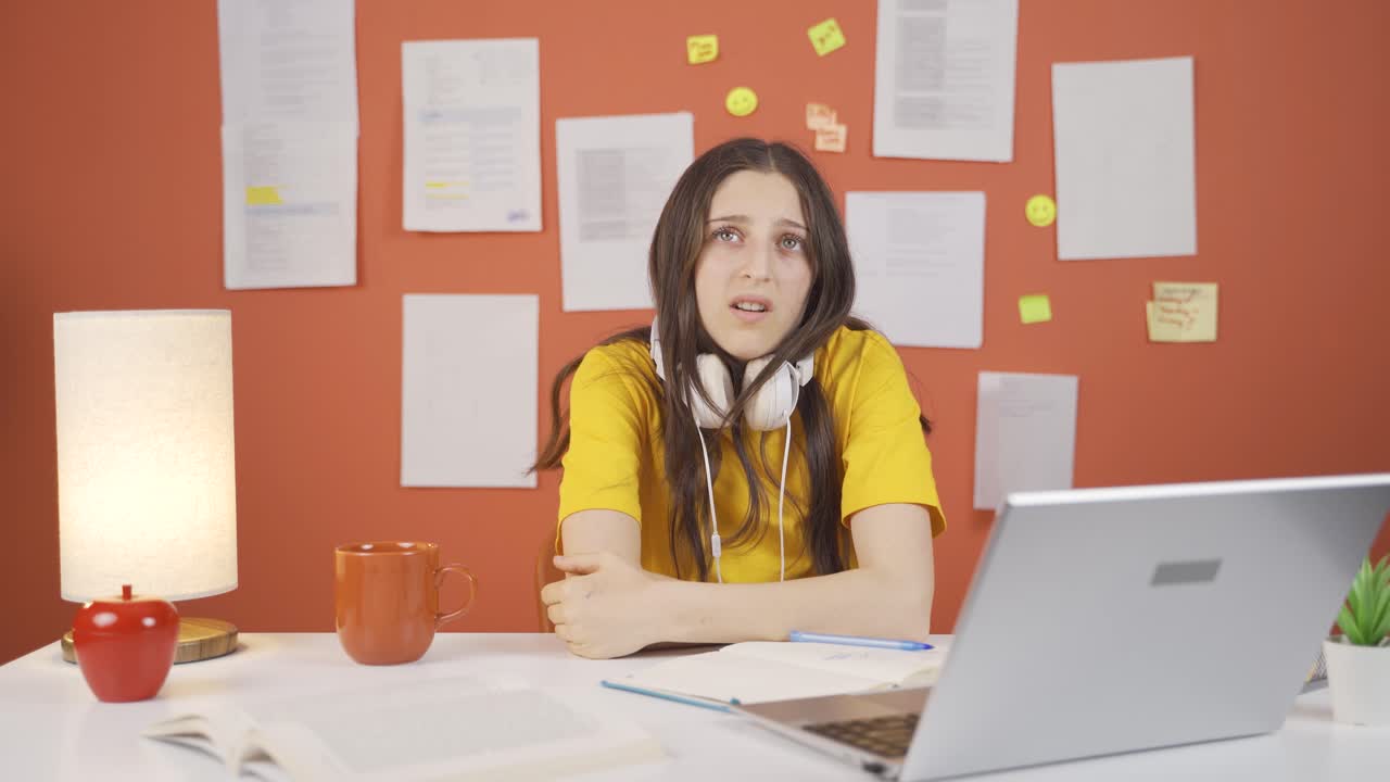 la niña infeliz es cuidadosa.