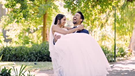 amor, boda y un hombre llevando a su esposa al aire libre