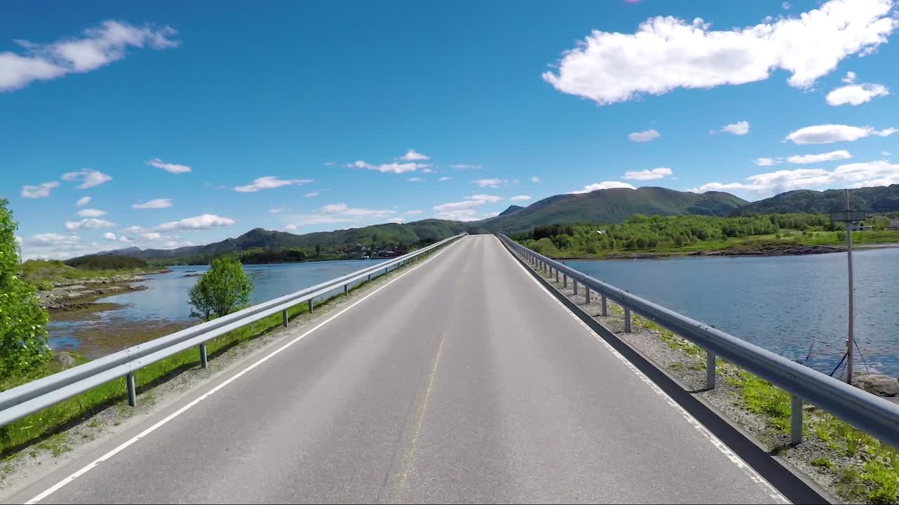 노르웨이의 도로에서 자동차를 운전하는 대서양 도로 또는 대서양 도로 (atlanterhavsveien) 는 (노르웨이의 세기의 건설) 라는 타이틀을 받았습니다.