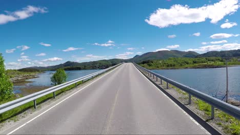 un coche que conduce en una carretera en noruega atlantic ocean road o la carretera atlántica (atlanterhavsveien) ha sido galardonado con el título de (construcción noruega del siglo).