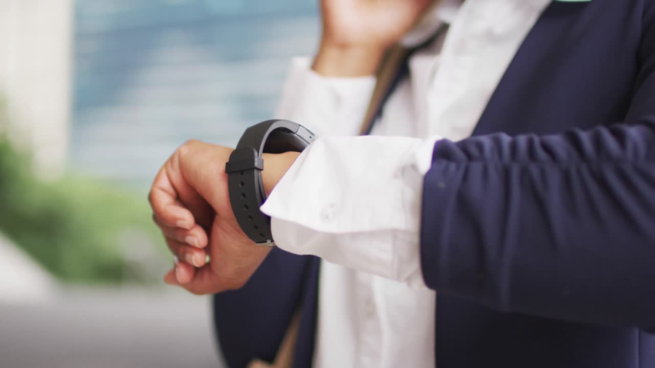 mujer de negocios afroamericana hablando en un teléfono inteligente