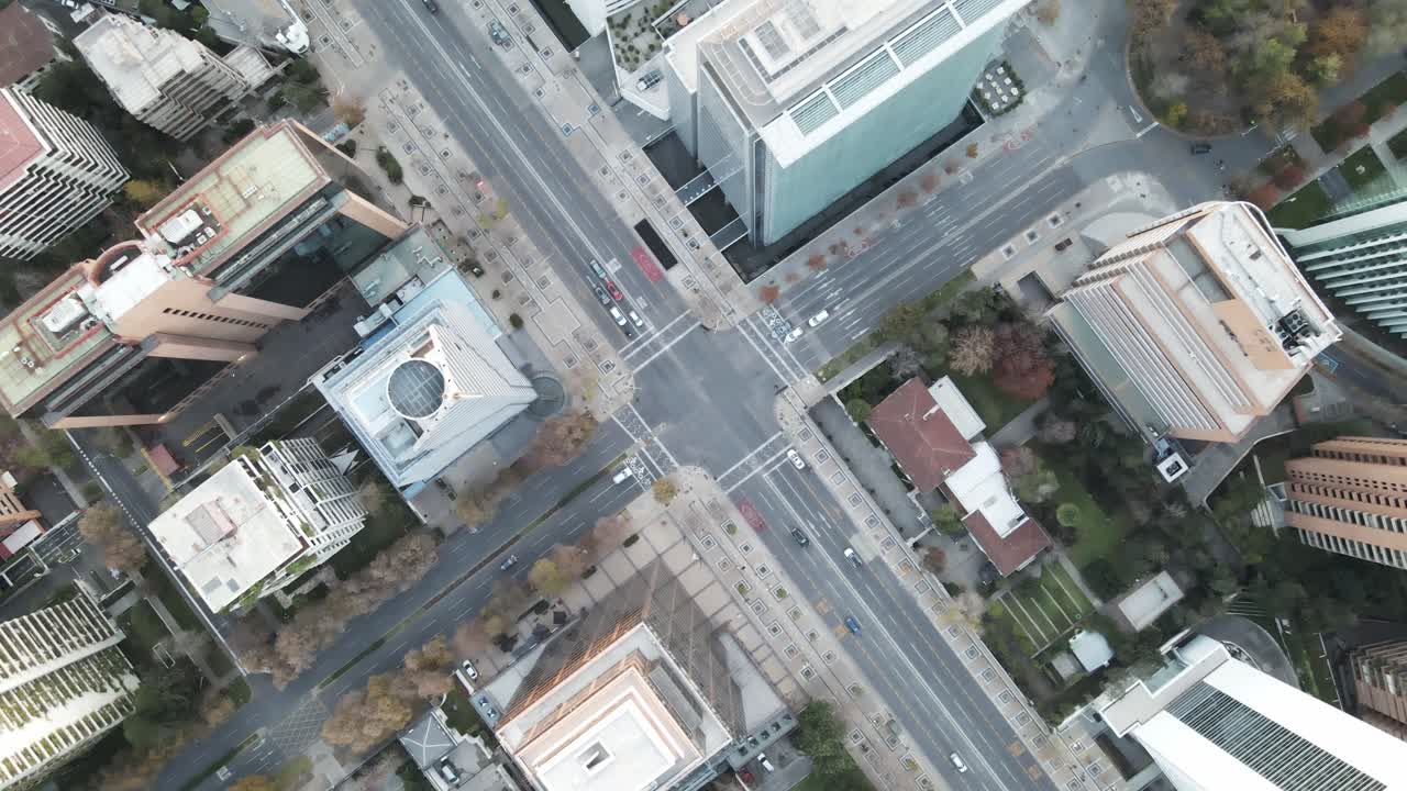 Vista aérea da Avenida Apoquindo em Santiago do Chile, aérea UHD 4K.