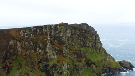 Massive-Meeresklippen-Von-Horn-Head-An-Der-Ozeanküste-Irlands---Antenne