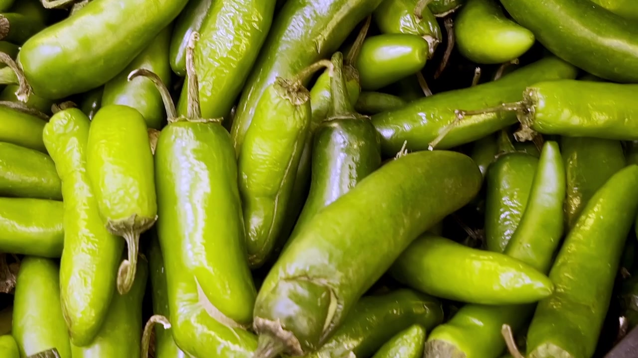 Pimentas verdes frescas, vegetais picantes, condimento recém-colhido no mercado.