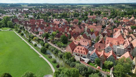 murallas de la ciudad de dinkelsbuhl en baviera, vista aérea de drones de ángulo alto del sur de alemania