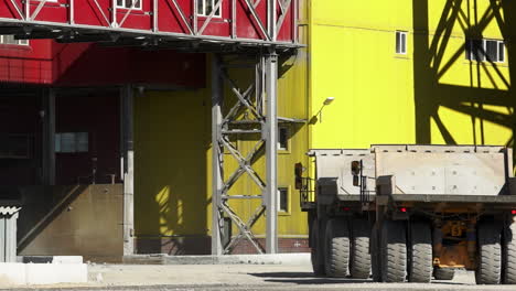 sitio industrial con camión de minería