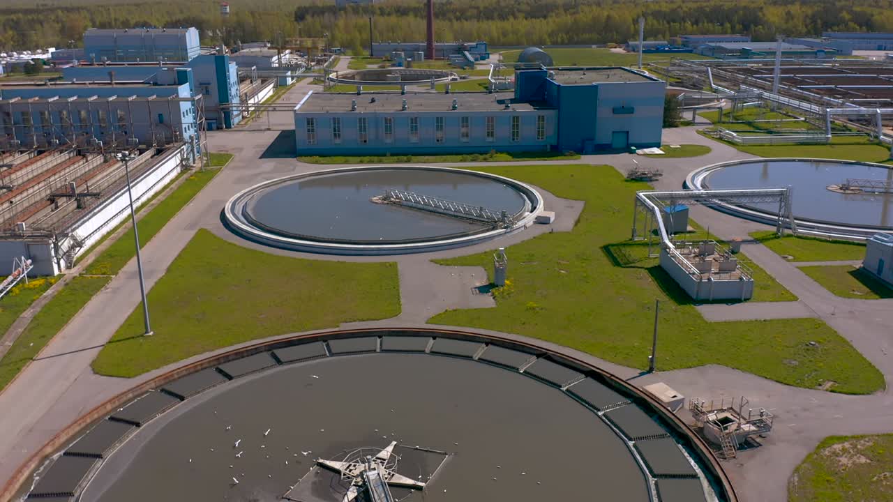 tanques de sedimentación de las instalaciones de tratamiento. instalaciones de tratamiento de agua.