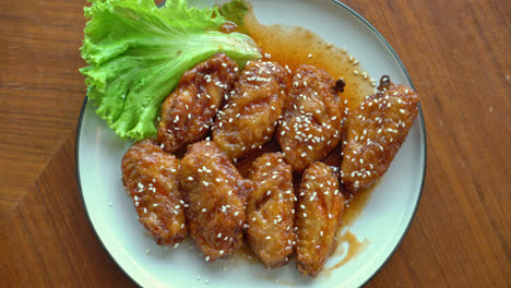 Gebratenes-Hähnchen-Mit-Koreanischer-Scharfer-Sauce-Und-Weißem-Sesam