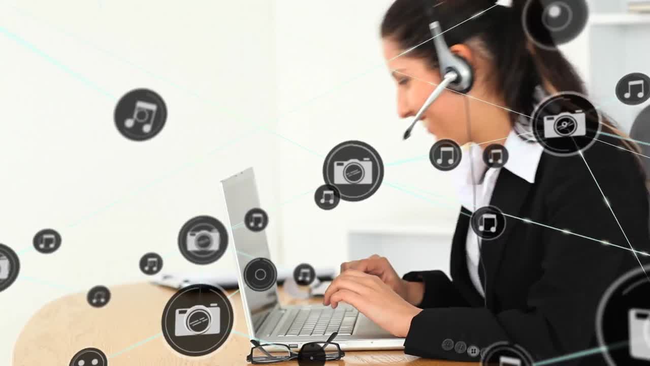 animación de iconos conectados, representante de clientes caucásica hablando y trabajando en una computadora portátil