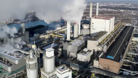 el vapor que se eleva de la central eléctrica de energía térmica durante el invierno